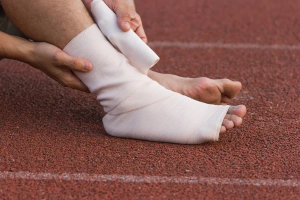 Männlicher Athlet Der Kompressionsverband Auf Sprunggelenksverletzung Eines Fußballers Anlegt Sportverletzungen — Stockfoto