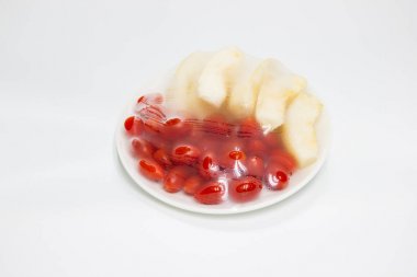 plastik film koruma bir tablo ile sarılmış meyve.