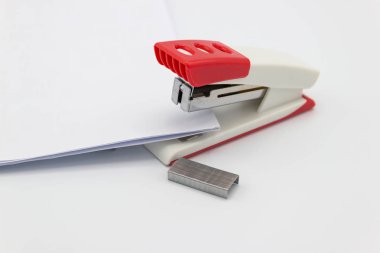 Pembe zımba ve kağıt belge beyaz arka planda, kavramı Ofis donatım.