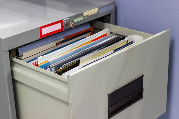 Dokumen Berkas Folder Dalam Sebuah Berkas Cabinet Retention Konsep Peralatan — Stok Foto