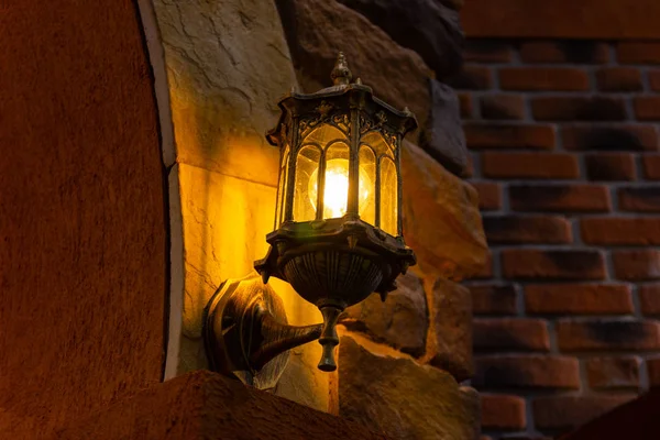 Lámpara Linterna Estilo Vintage Decorada Cuelga Fondo Pared Ladrillo — Foto de Stock
