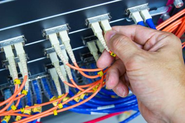 Sunucudaki bağlantı portunu değiştirmek için fiber kablo ağı 