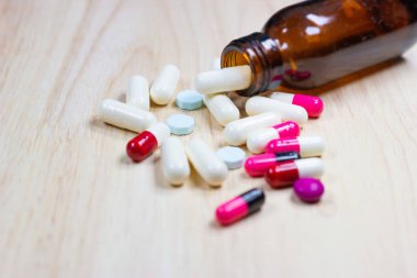 Ahşap arka planda haplar ve kapsüller yığını 