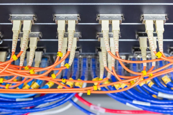 Кабельна мережа, підключення оптоволоконного кабелю для перемикання порту — стокове фото