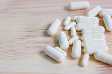 Tahta masa üzerindeki kapsülleri kopyalama alanı ile kapat