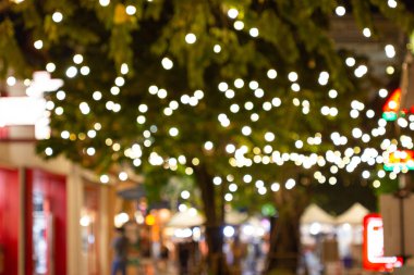 Bulanık - bahçedeki ağaçta asılı duran bokeh dekoratif ip ışıkları