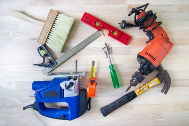 Elektrik matkabı, fındık, mezura, elektrikli testere, cetvel, tornavida, çekiç, ahşap işçiliği için nesne aletleri, 