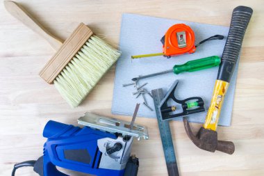 Elektrik matkabı, fındık, mezura, elektrikli testere, cetvel, tornavida, çekiç, ahşap işçiliği için nesne aletleri, 
