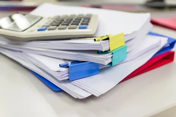 Carpeta de archivos y pila de informe de negocios archivo de papel sobre la mesa —  Fotos de Stock