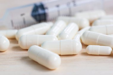 Şırınga arkaplanı olan kapsülleri kapat 