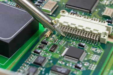 Bilgisayar devre kartının elektronik tamiri için lehimleme demiri