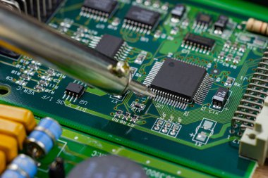 Bilgisayar devre kartının elektronik tamiri için lehimleme demiri