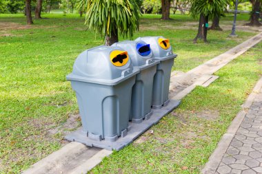 Kamu parkındaki her atık için üç tip geri dönüşüm kutusu