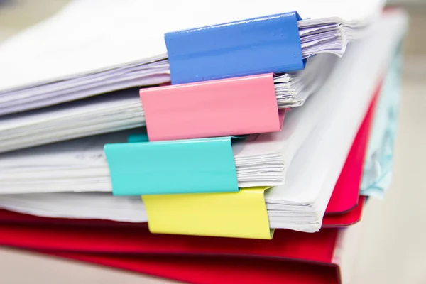 Pasta de arquivo e pilha de arquivo de papel de relatório de negócios na tabela — Fotografia de Stock