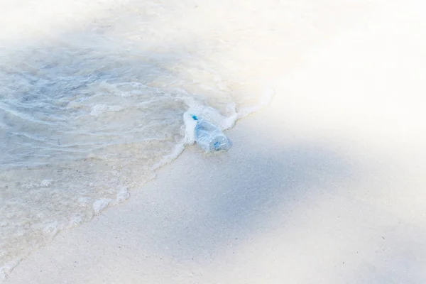 Lixo e garrafas de plástico e resíduos sujos em uma praia — Fotografia de Stock