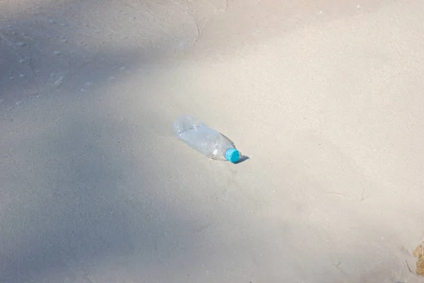 Szemét és műanyag palackok és piszkos hulladék a strandon — Stock Fotó