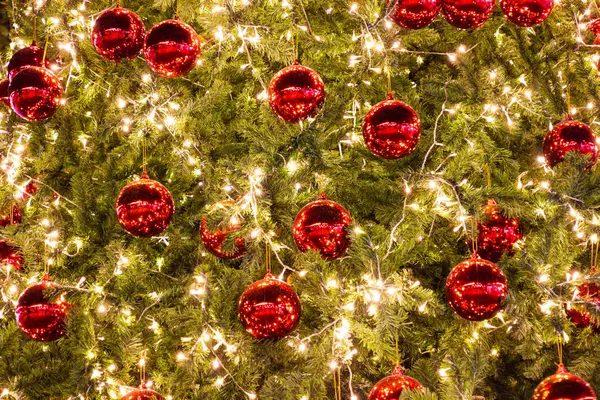 Weihnachtsdekoration mit Kugel am Weihnachtsbaum — Stockfoto