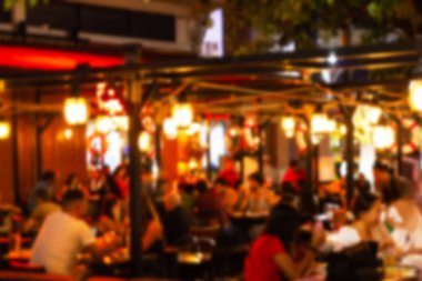 bulanık görüntü Birçok insan bir restoranda gece festivali bar pub eğlenceli zevk