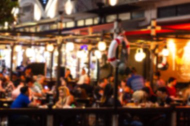 bulanık görüntü Birçok insan bir restoranda gece festivali bar pub eğlenceli zevk