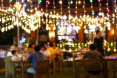 Bir restorandaki gece festivalinin soyut bulanık görüntüsü  
