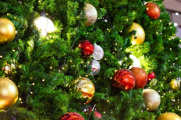 Árbol de Navidad y decoraciones navideñas —  Fotos de Stock