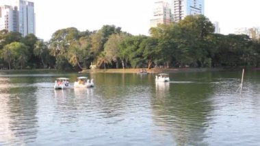 Bangkok Tayland: 30 Kasım 2019 Lumpini Park Bangkok Tayland 'daki bir teknede insanlar dinleniyor..