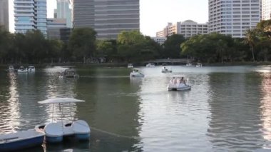 Bangkok Tayland: 30 Kasım 2019 Lumpini Park Bangkok Tayland 'daki bir teknede insanlar dinleniyor..