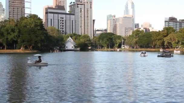 Bangkok Thailand Nov 2019 People Relax Boat City Park Lumpini — Stockvideo