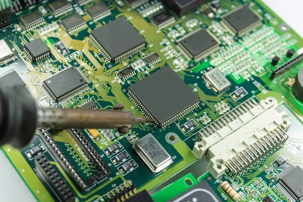 Lötkolben zur Reparatur der Elektronik der Computerschaltung — Stockfoto