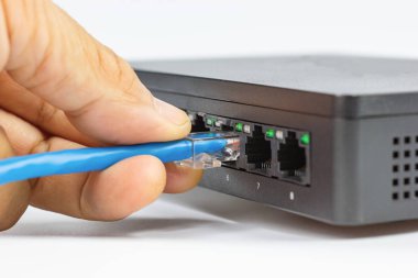 Lan port, conc 'a bağlanmak için ağ kablolarını tutan adamın eli