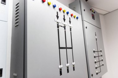 İçerideki Yüksek Voltajlı Elektrik Devre Kesiciyi Kontrol Et