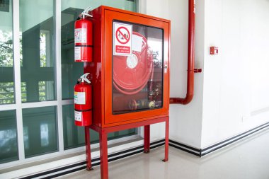 Ofis binasındaki yangın söndürme dolabı. 