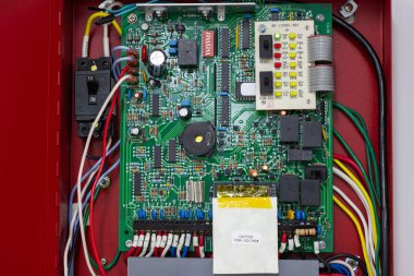 Ana şalter için devre kesicileri olan elektrik santralini kontrol et
