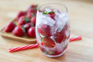 taze çilek mohito kokteyl buz ve nane cam 