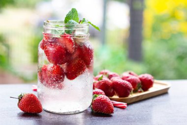 taze çilek mohito kokteyl buz ve nane cam 