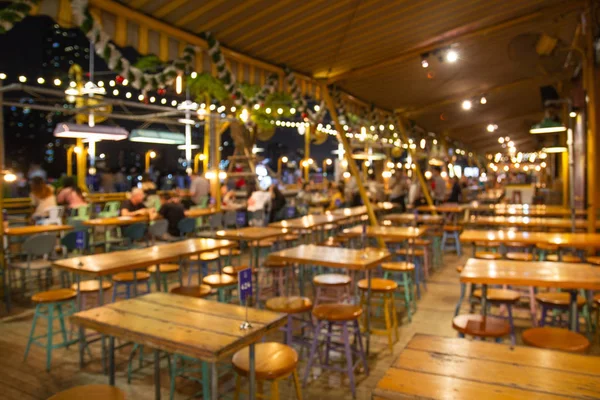 Imagen borrosa Mucha gente disfruta en el bar diversión de la noche — Foto de Stock