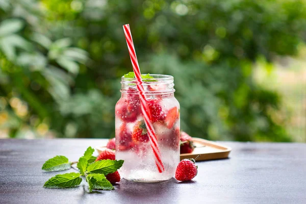 Verse aardbei mohito cocktail met ijs en munt in glas — Stockfoto