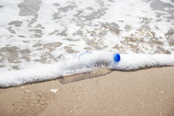 Müll und Plastikflaschen und schmutzige Abfälle am Strand, — Stockfoto