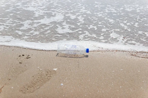 Müll und Plastikflaschen und schmutzige Abfälle am Strand — Stockfoto
