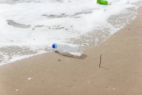 Müll und Plastikflaschen und schmutzige Abfälle am Strand, — Stockfoto