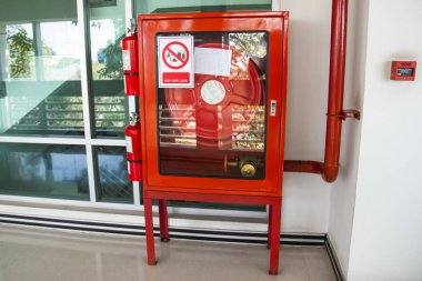Ofis binasındaki yangın söndürme dolabı. 