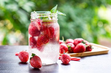 Buzlu ve naneli taze çilekli mojito kokteyli. 