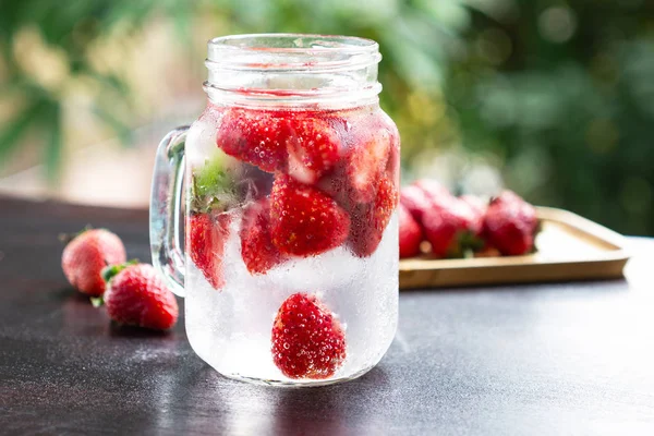 Färsk jordgubbsmojito cocktail med is och mynta i glas — Stockfoto