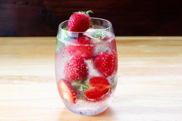 Свіжий полуничний коктейль мохіто з льодом та м'ятою у склянці — стокове фото