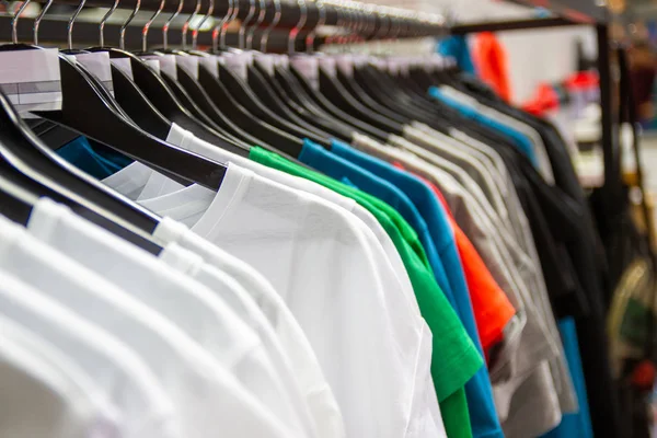 Az ember a fogasok divat áruház stílus Thaiföld póló — Stock Fotó