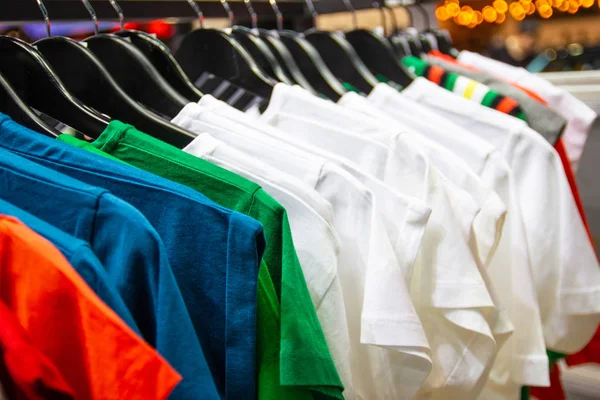 T-shirt för mannen på galgar Fashion Store Style Thailand — Stockfoto