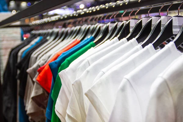 Az ember a fogasok divat áruház stílus Thaiföld póló — Stock Fotó