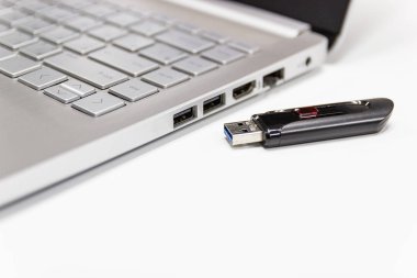 USB portu Conncet için dizüstü bilgisayar ile Flash sürücü 