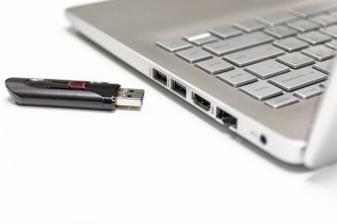 USB portu Conncet için dizüstü bilgisayar ile Flash sürücü 