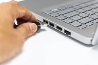 El adam tutun Flash sürücü USB bağlantı noktasına bağlanma 